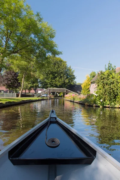 Boot in Nederlands dorp Giethoorn — Stockfoto