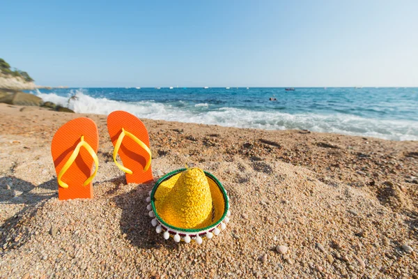Шлепанцы на испанском пляже — стоковое фото