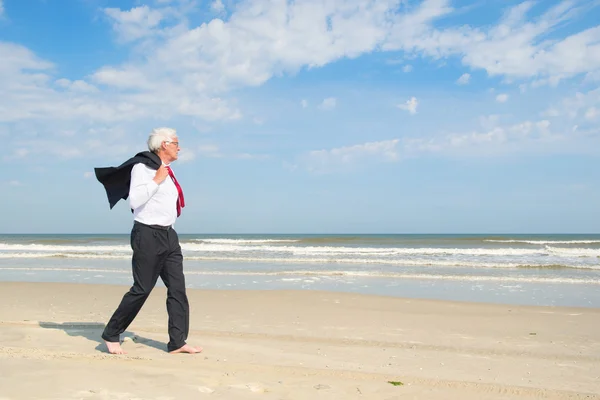 Uomo d'affari anziano in spiaggia — Foto Stock