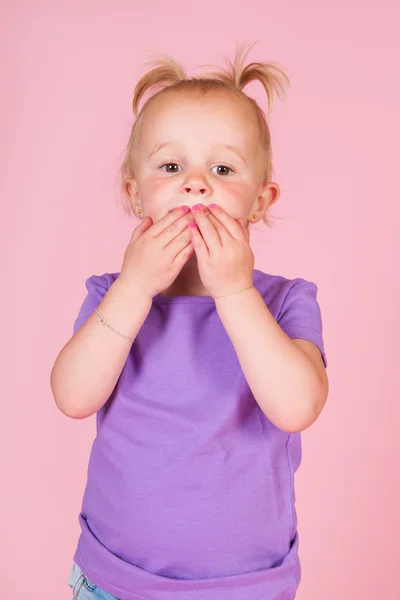 Peuter meisje in roze — Stockfoto