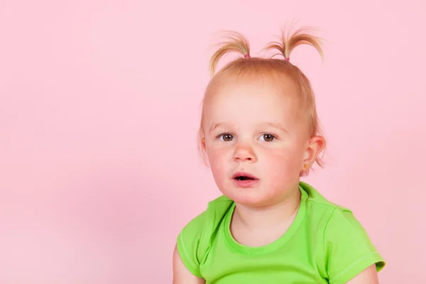 Yürümeye başlayan çocuk kız pembe — Stok fotoğraf