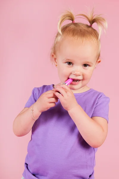 Niña en rosa con lápiz labial Imagen De Stock