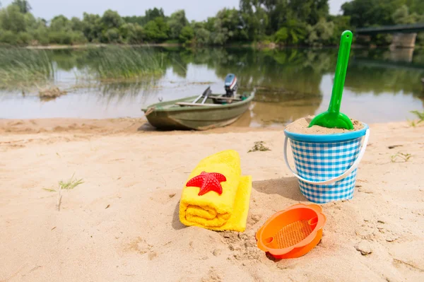 Spielen am Ufer des Flusses — Stockfoto