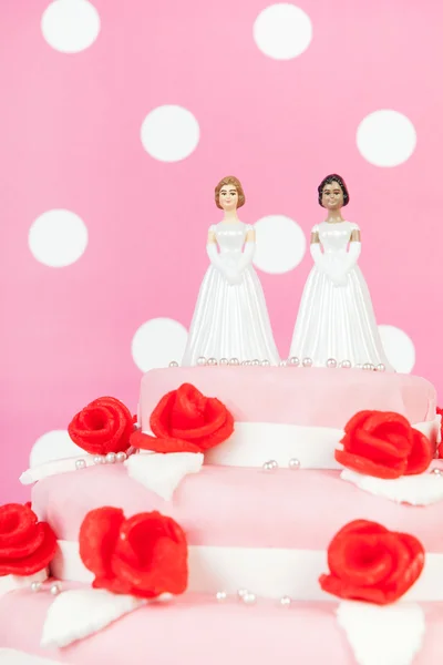 Pastel de boda con pareja lesbiana — Foto de Stock