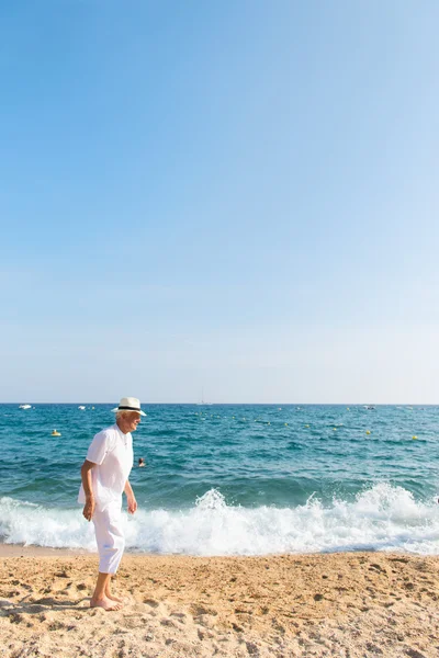 Senior homem na praia — Fotografia de Stock