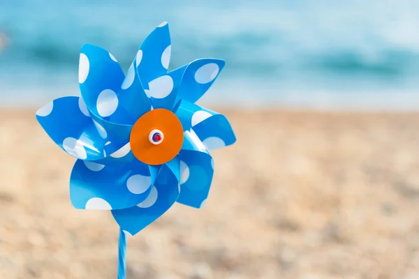 Giocattolo mulino a vento in spiaggia — Foto Stock