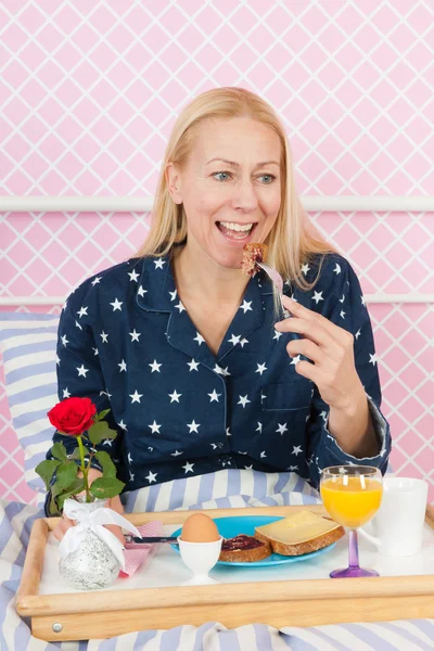 Vrouw Ontbijt op bed — Stockfoto