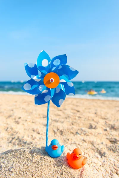 Leksak väderkvarn på stranden — Stockfoto