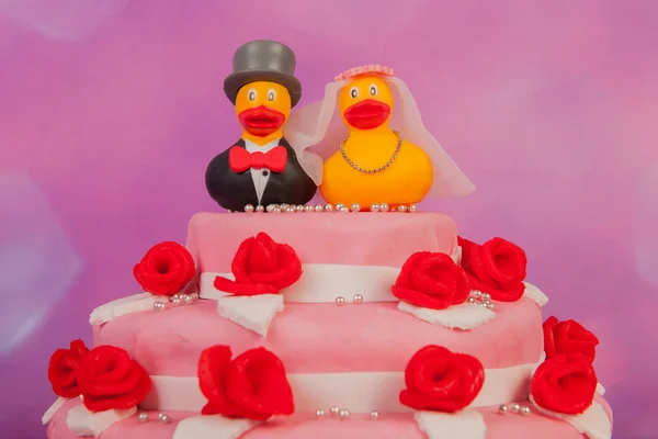 Bolo de casamento com patos engraçados — Fotografia de Stock