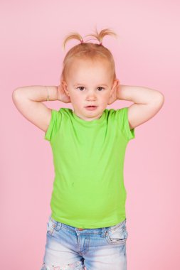 Yürümeye başlayan çocuk kız pembe