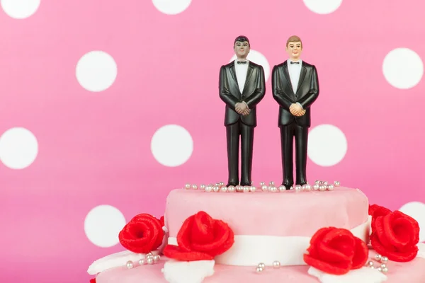 Hochzeitstorte mit homosexuellem Paar — Stockfoto