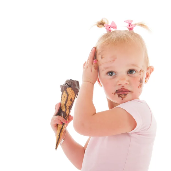 Menina da criança comendo sorvete — Fotografia de Stock