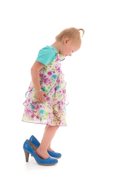 Menina da criança em mães sapatos grandes — Fotografia de Stock