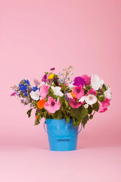 Färgglada trädgård blommor i hink — Stockfoto