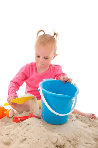 Малыш играет на песке — стоковое фото