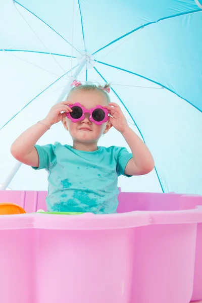 Toddler girl in swimming pool — Stock Photo, Image