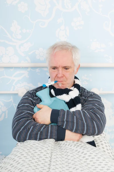 Hombre mayor con gripe — Foto de Stock