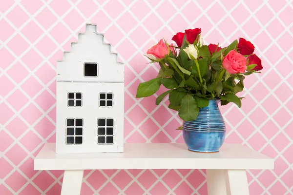 Bloemen in roze interieur — Stockfoto