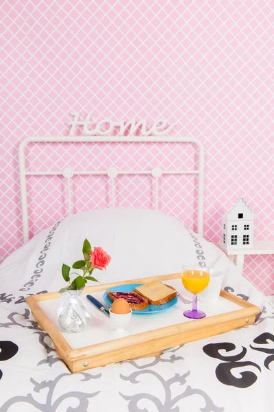 Breakfast on bed — Stock Photo, Image