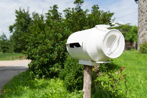 Postbox uit melk kan — Stockfoto