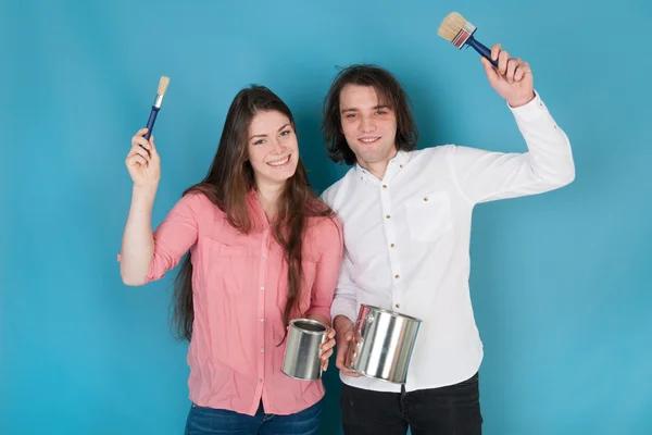 Pareja joven pintando casa — Foto de Stock