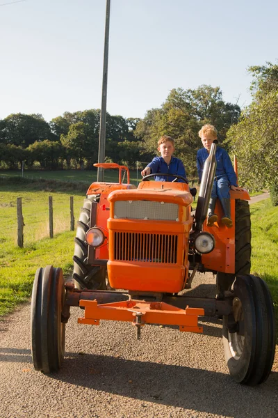 Farm pojkar med traktor — Stockfoto