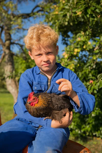 Farmářský chlapec s traktorem — Stock fotografie