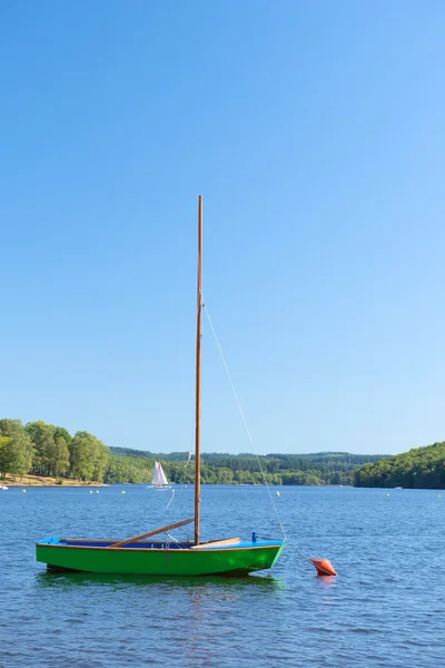 Zeilboot in lake — Stockfoto