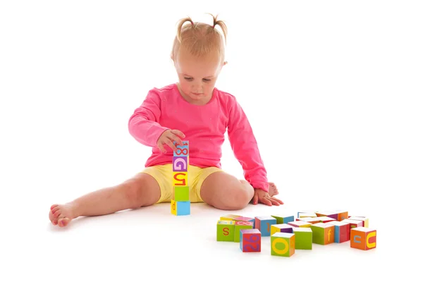 Κορίτσι μικρό παιδί που παίζει με το μπλοκ — Φωτογραφία Αρχείου