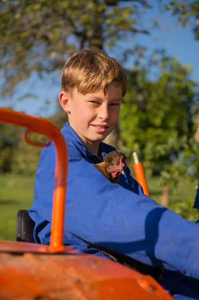 Bauernjunge mit Traktor — Stockfoto