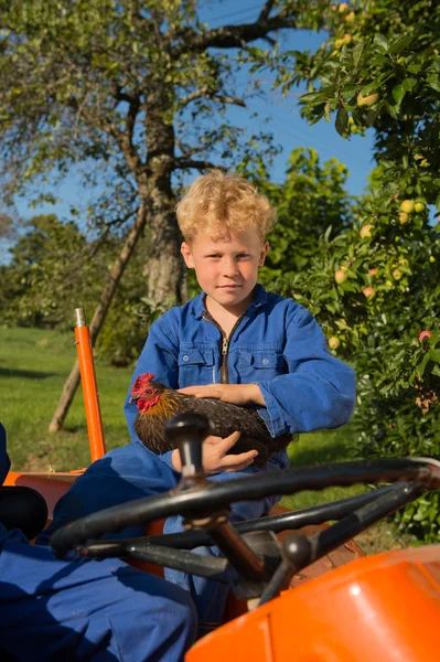 Boerenjongen met trekker — Stockfoto