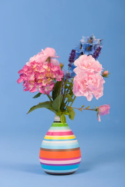 Blandad bukett blommor på blå bakgrund — Stockfoto