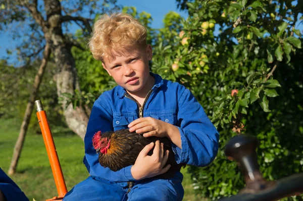 Farmářský chlapec s traktorem — Stock fotografie