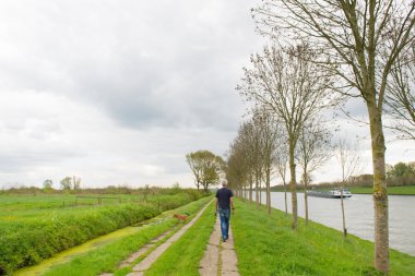 Hollandalı peyzaj köpekli adam