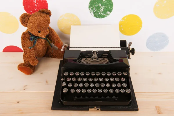 Schreibmaschine und Vintage-Bär — Stockfoto