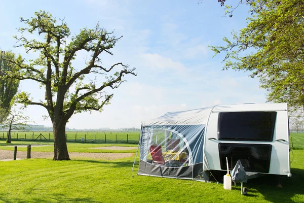 Camping met caravan — Stockfoto