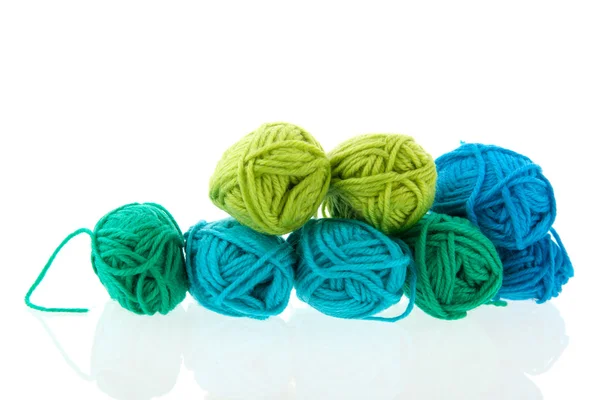 Kleurrijke wol in het groen — Stockfoto