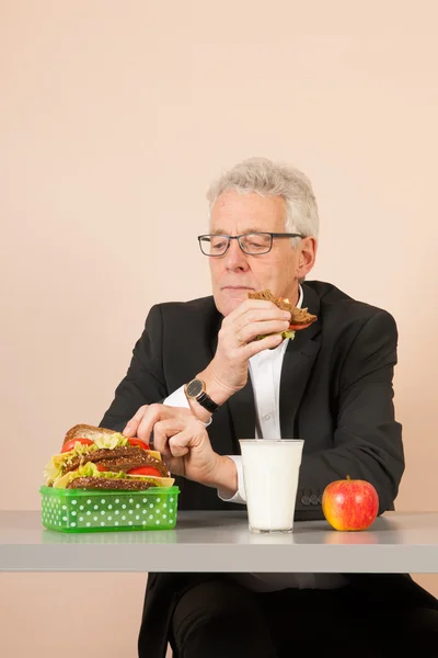 Senior business man eating healthy lunch — Stock Photo, Image