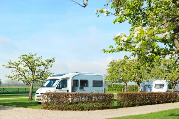 Acampamento com campista e caravana — Fotografia de Stock