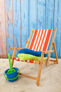 Kırmızı şeritli plaj sandalyesi