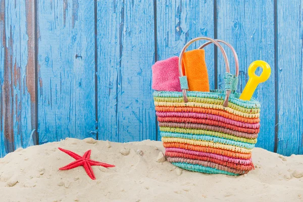 Plážové tašky v písku — Stock fotografie