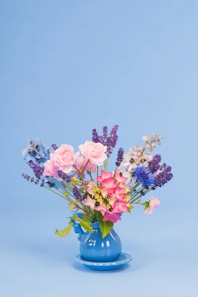 Poppy seed on blue — Stock Photo, Image