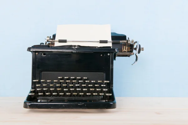 在蓝色背景上的老式打字机 — 图库照片