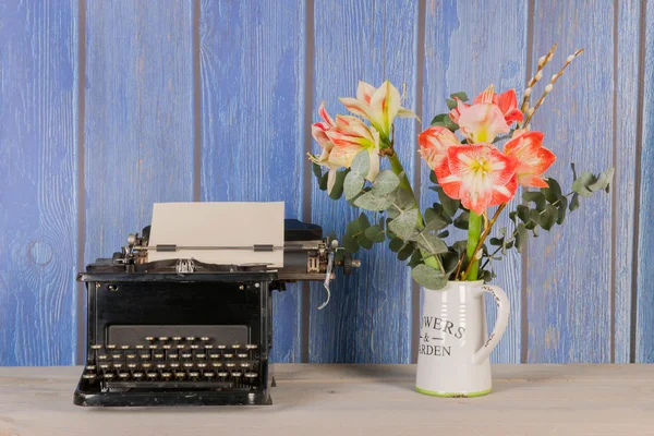 Máquina de escribir y flores antiguas —  Fotos de Stock