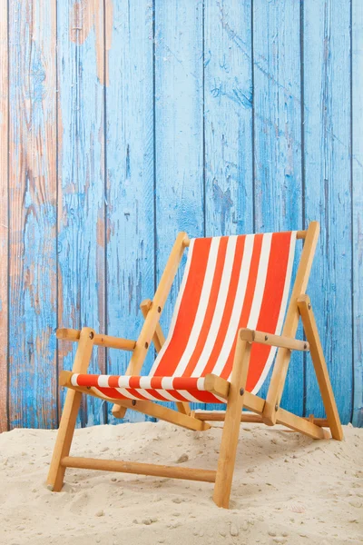 Rode gestreepte strandstoel — Stockfoto