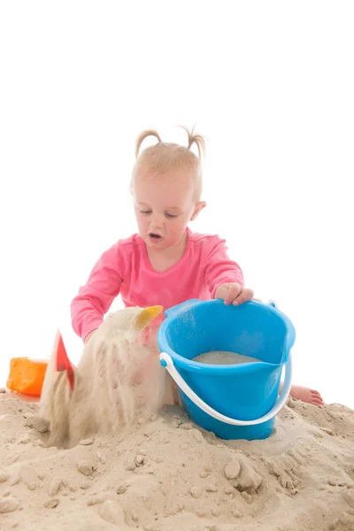 Pequena criança brincando na areia — Fotografia de Stock