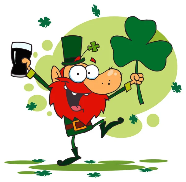 Leprechaun desenhos animados com cerveja e shamrock — Vetor de Stock