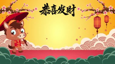 Geleneksel Ay Yeni Yılı. Şemsiyeli yürüyen at. Çin kaligrafisinde Gong Xi Fa Cai 'nin selamı pembe kiraz çiçeklerinin ve renkli kırmızı bulutların üzerinde oturmaktadır..