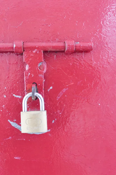 Porta vermelha trancada — Fotografia de Stock