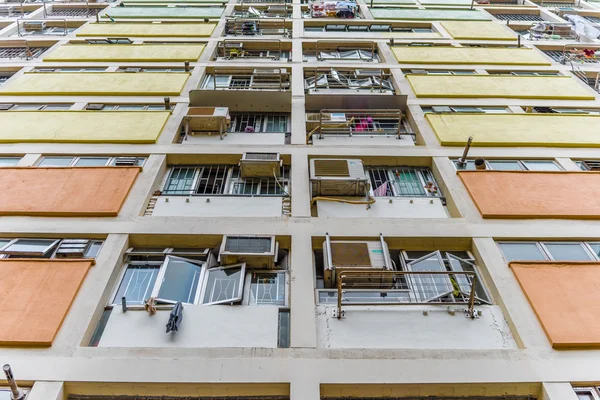 Edificio colorido mirar hacia arriba —  Fotos de Stock